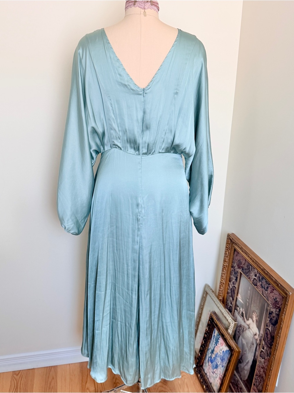 NWOT ASTR the Label Marin Satin Dolman Sleeve Midi Dress Sage Size M - Picture 9 of 10